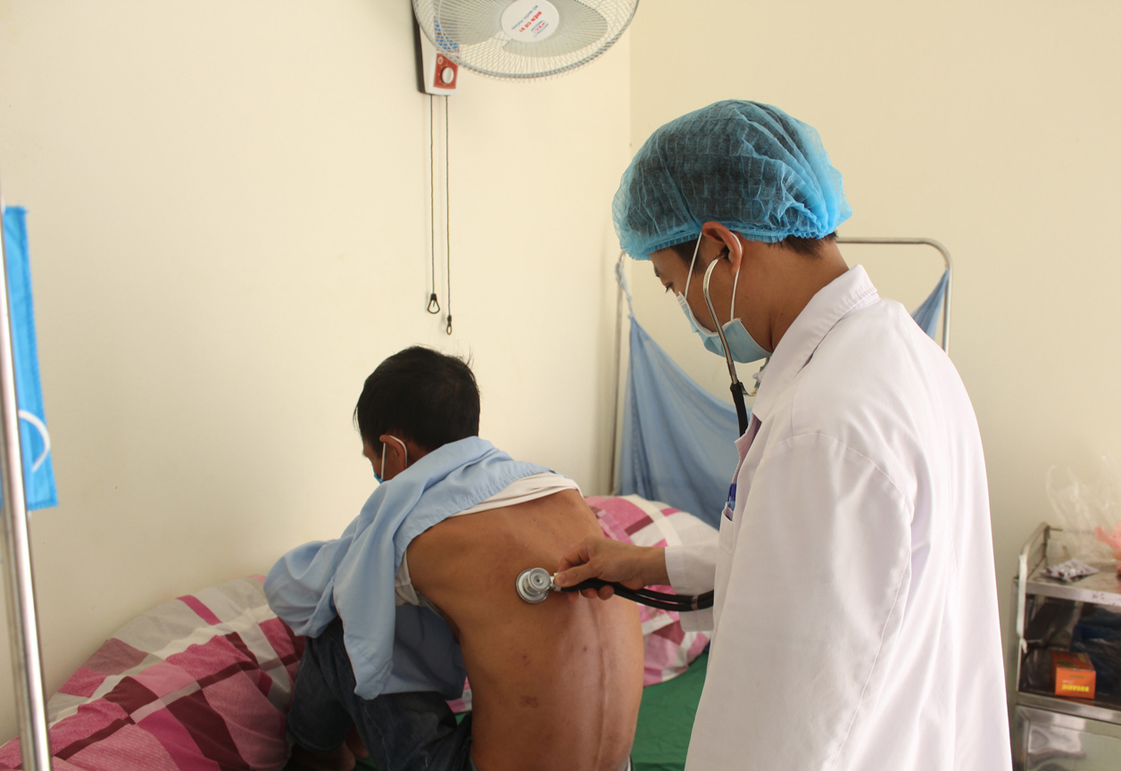 Bác sỹ Bệnh viện Phổi tỉnh chăm sóc và điều trị cho bệnh nhân lao kháng thuốc. 