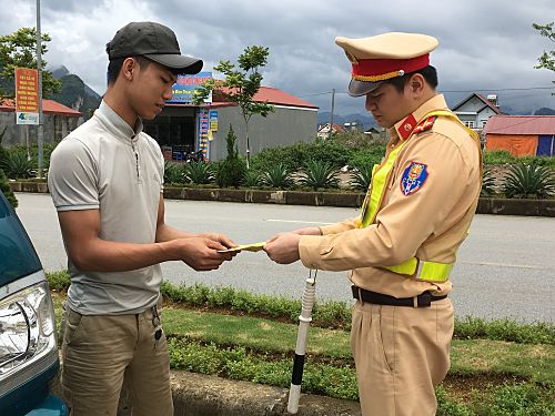 Lực lượng cảnh sát giao thông  - Công an tỉnh kiểm tra giấy phép của người tham gia giao thông. 