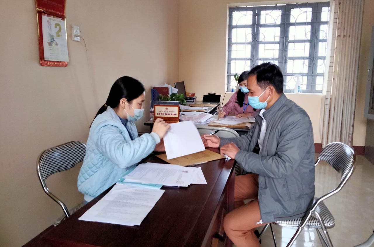 Tổ giúp việc Ủy ban bầu cử xã Trung Đồng kiểm tra hồ sơ của người ứng cử đại biểu HĐND xã.