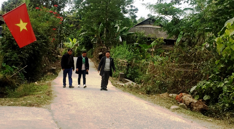 Các đồng chí lãnh đạo phòng Kinh tế - Hạ tầng huyện và UBND xã Trung Đồng kiểm tra các tuyến đường giao thông tại bản Bút Dưới.