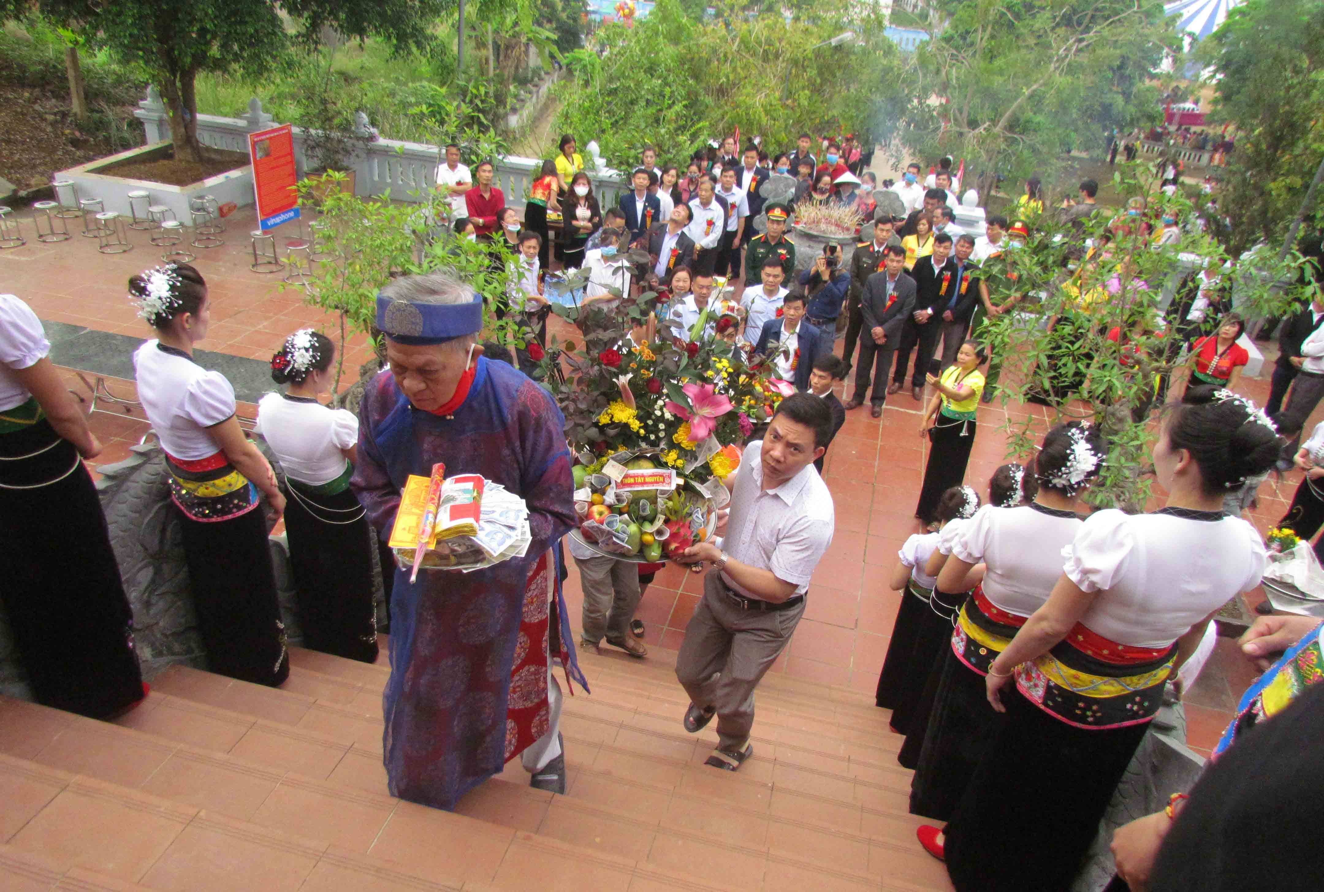 Các thôn bản dâng mâm lễ tại Lễ hội Nàng Han.