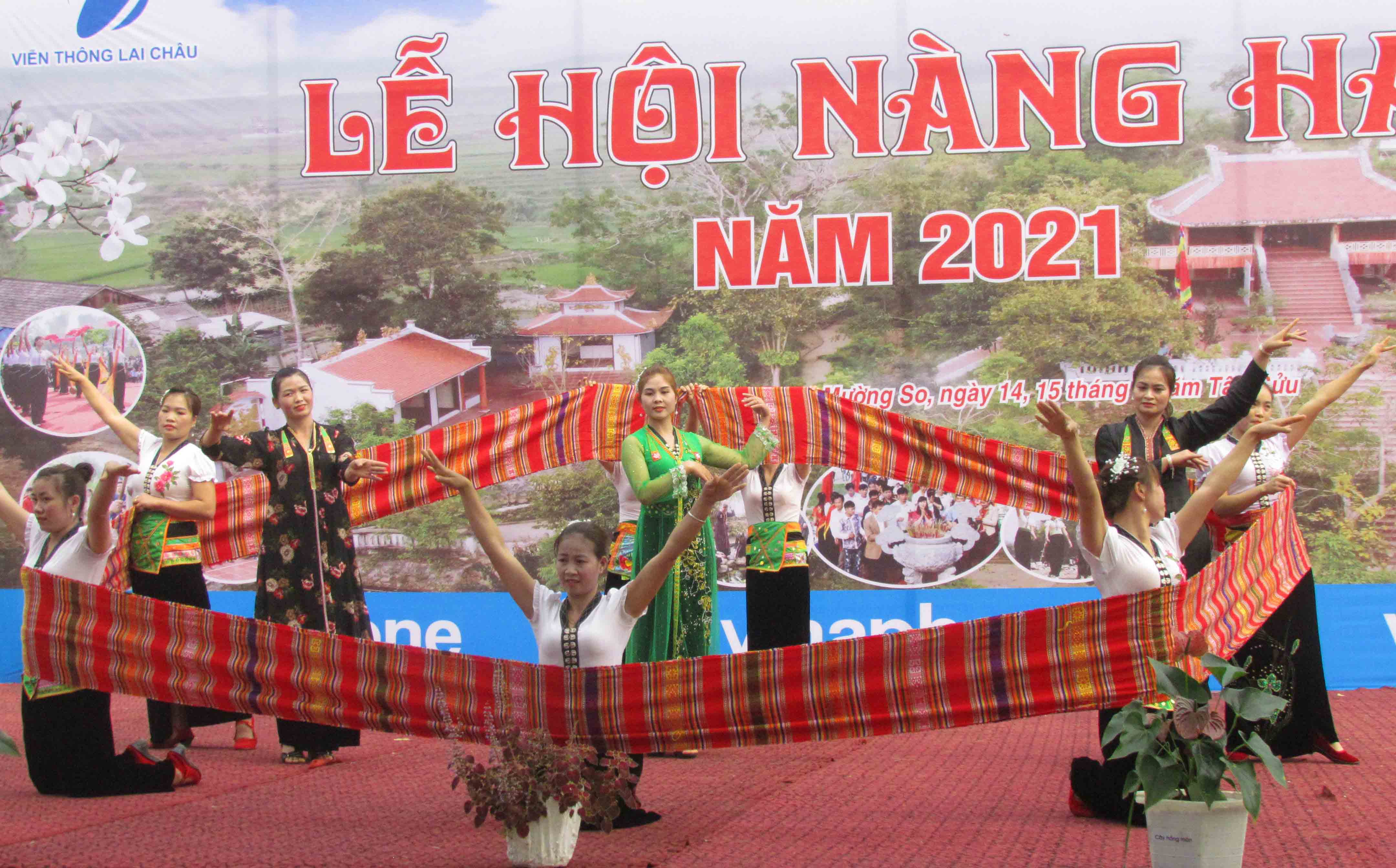 Lần đầu tiên tại Lễ hội Nàng Han có phần trình diễn trang phục truyền thống.