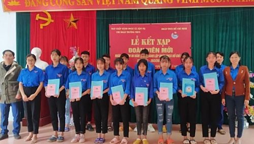 Đoàn cơ sở xã Nậm Mạ tổ chức kết nạp Đoàn cho các thanh niên tiêu biểu của xã nhân dịp 26/3.