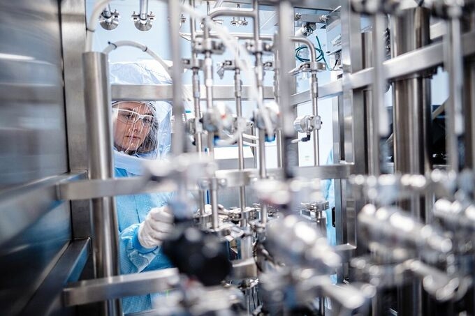 Vaccine Covid-19 của BioNTech và Pfizer sản xuất tại một nhà máy ở Marburg (Đức). Ảnh: Reuters 