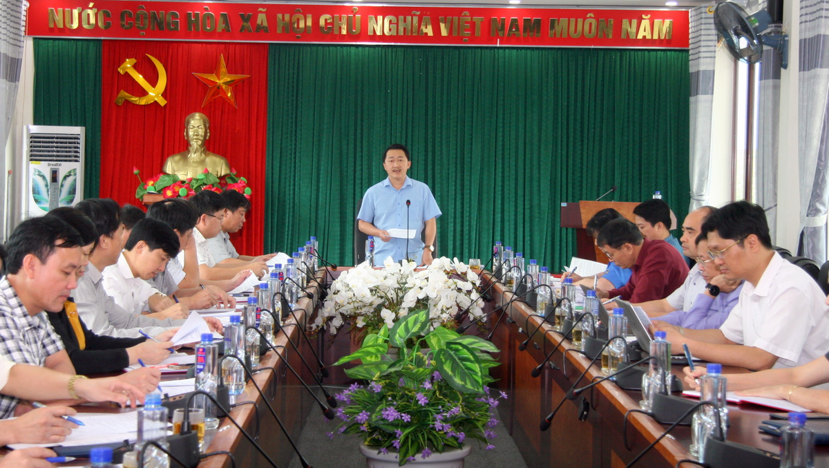 Quang cảnh buổi kiểm tra công tác chuẩn bị bầu cử tại huyện Than Uyên.
