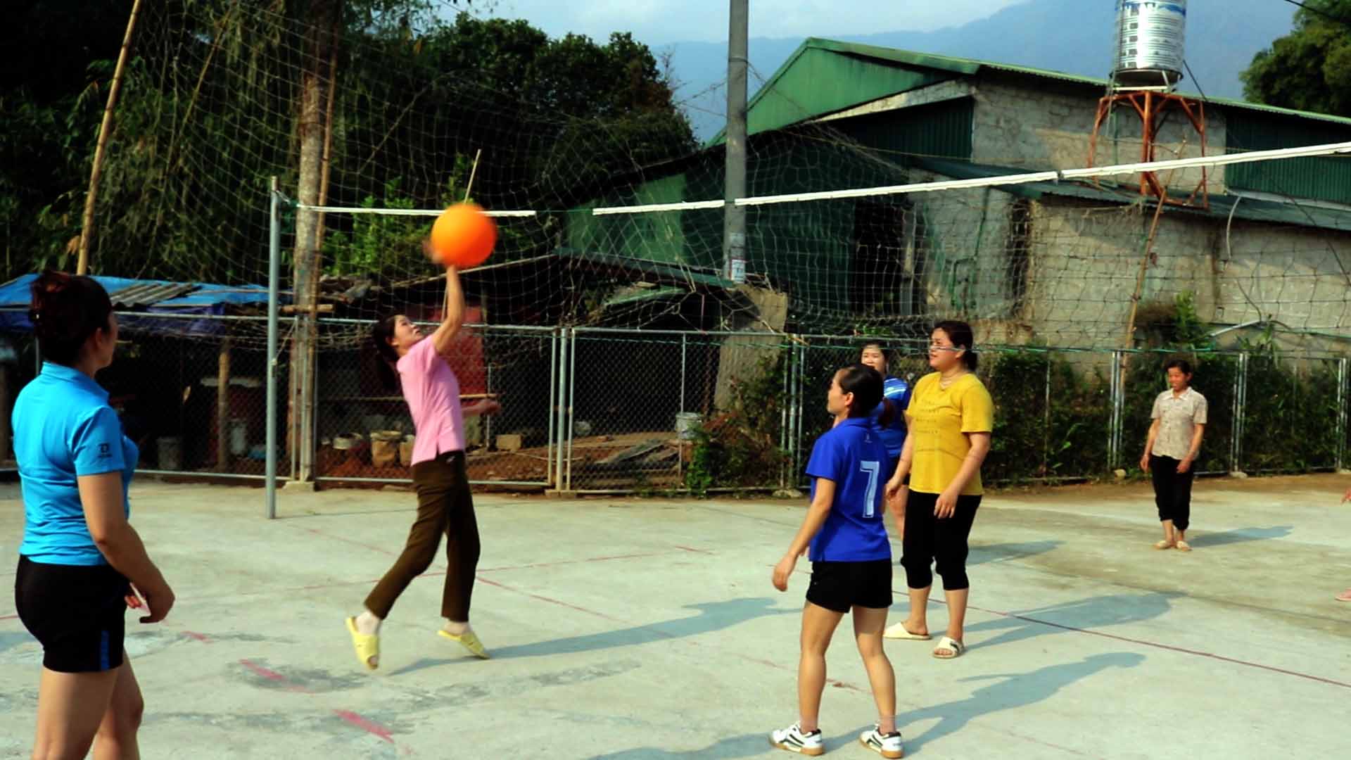 Một buổi luyện tập môn bóng chuyền hơi của chị em bản Pa Kéo (thị trấn Nậm Nhùn).