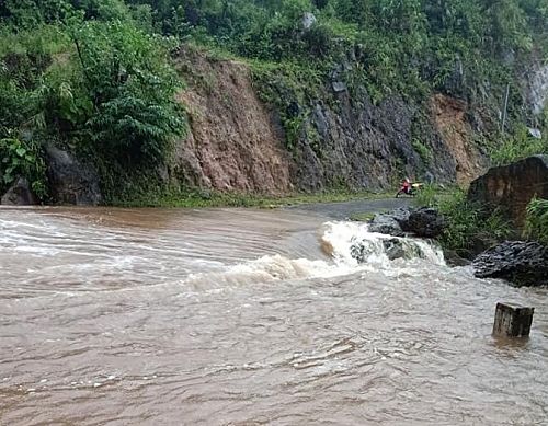 Mùa mưa lũ năm 2020, mưa lớn kéo dài khiến nhiều tuyến đường trong tỉnh bị ảnh hưởng do nước tràn qua. Trong ảnh: Tuyến đường từ xã Pu Sam Cáp đi xã Pa Khoá (huyện Sìn Hồ).