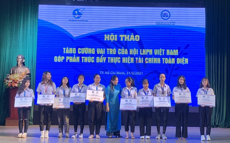 à Đỗ Thị Thu Thảo – Phó Chủ tịch Trung ương Hội LHPN Việt Nam trao Học bổng cho các em học sinh xuất sắc