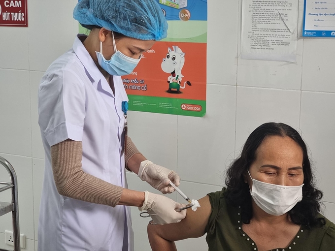  Tiêm vắc xin cho người dân tham gia tổ phòng chống COVID-19 cộng đồng. (Ảnh: TL)