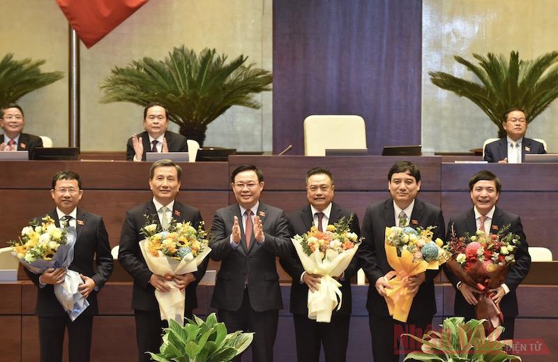 Chủ tịch Quốc hội Vương Đình Huệ tặng hoa các đồng chí vừa được Quốc hội bầu. Ảnh: TRẦN HẢI