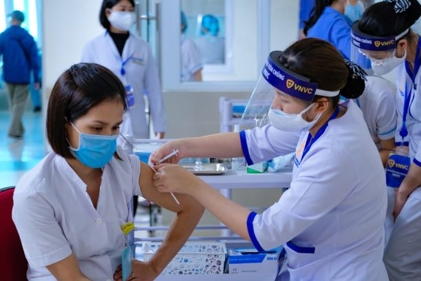  Cán bộ, nhân viên y tế thường xuyên tiếp xúc với người bệnh tại Bệnh viện Thanh Nhàn, Hà Nội được tiêm vaccine phòng COVID-19. (Ảnh: ĐT)