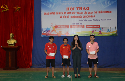 Bà Lương Thị Tuyến - Hiệu trưởng Trường Cao đẳng Cộng đồng trao giải cho các đội bóng đá nam.