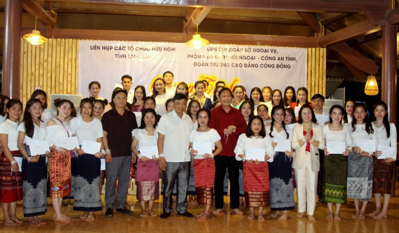 Đại diện lãnh đạo Sở Ngoại vụ, Phòng An ninh Đối ngoại, Trường Cao đẳng Cộng đồng Lai Châu trao quà cho các lưu học sinh Lào.
