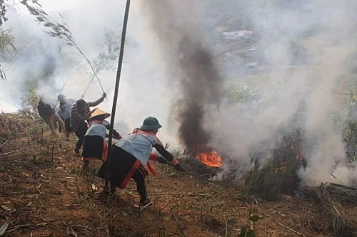 Các lực lượng tham gia diễn tập Phòng cháy chữa cháy tại xã Hoang Thèn, huyện Phong Thổ. 