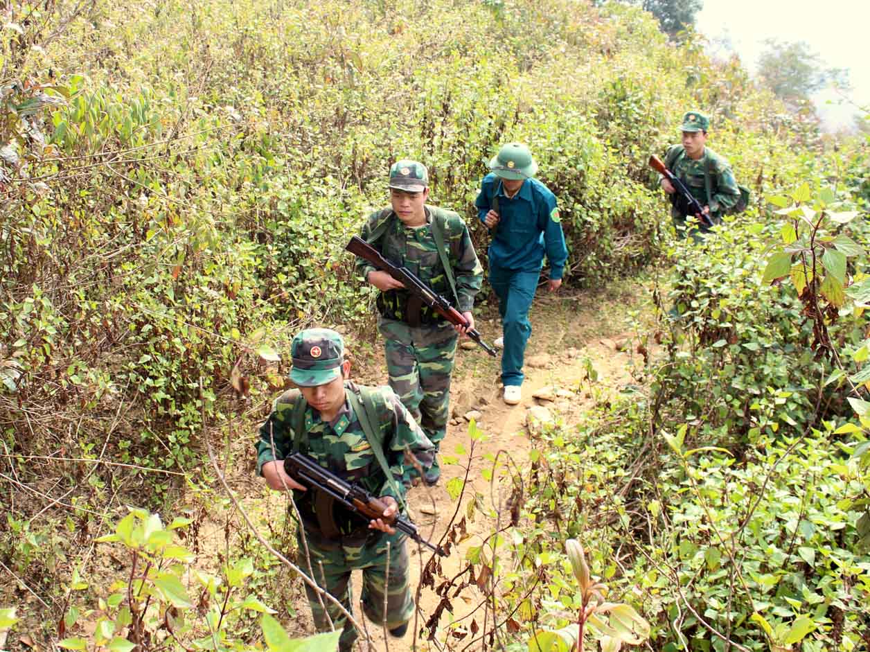 Cán bộ Trạm Kiểm soát Sì Choang phối hợp với Đồn Biên phòng Vàng Ma Chải, dân quân xã Vàng Ma Chải tuần tra đường biên giới.