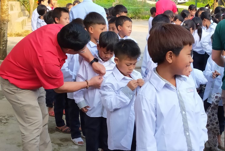 Đoàn công tác tặng quà các cháu học sinh trường Phổ thông Dân tộc Bán trú Tiểu học Pa Vệ Sủ (huyện Mường Tè).