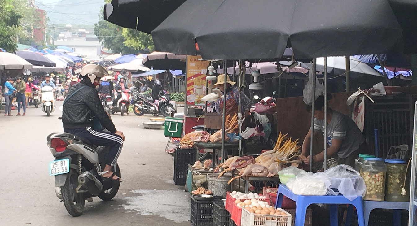 Vấn đề an toàn thực phẩm tại các khu chợ luôn được người tiêu dùng và ngành chức năng quan tâm. Trong ảnh: Hoạt động mua bán tại chợ Đoàn Kết (thành phố Lai Châu).
