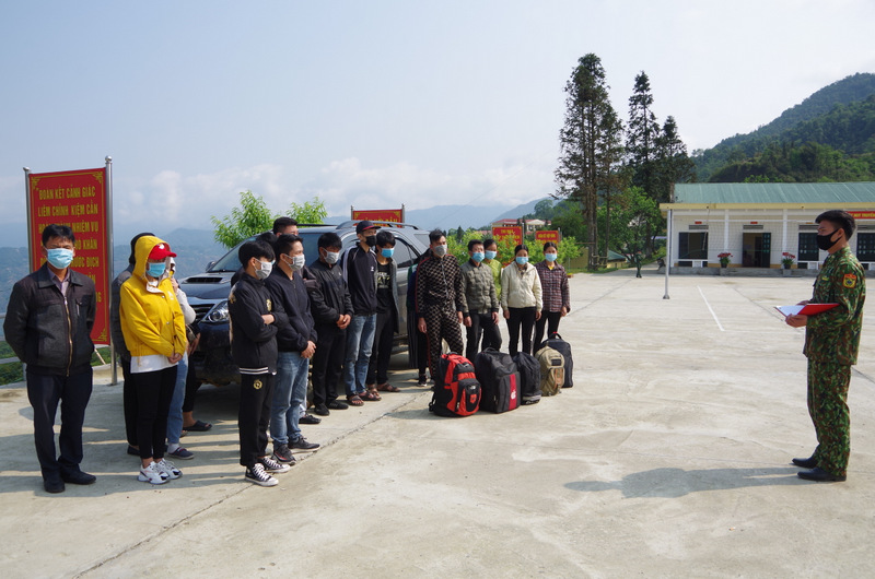 Cán bộ Đồn Biên phòng Dào San tuyên truyền tới các trường hợp có ý định xuất cảnh trái phép sang Trung Quốc quay về địa phương. 
