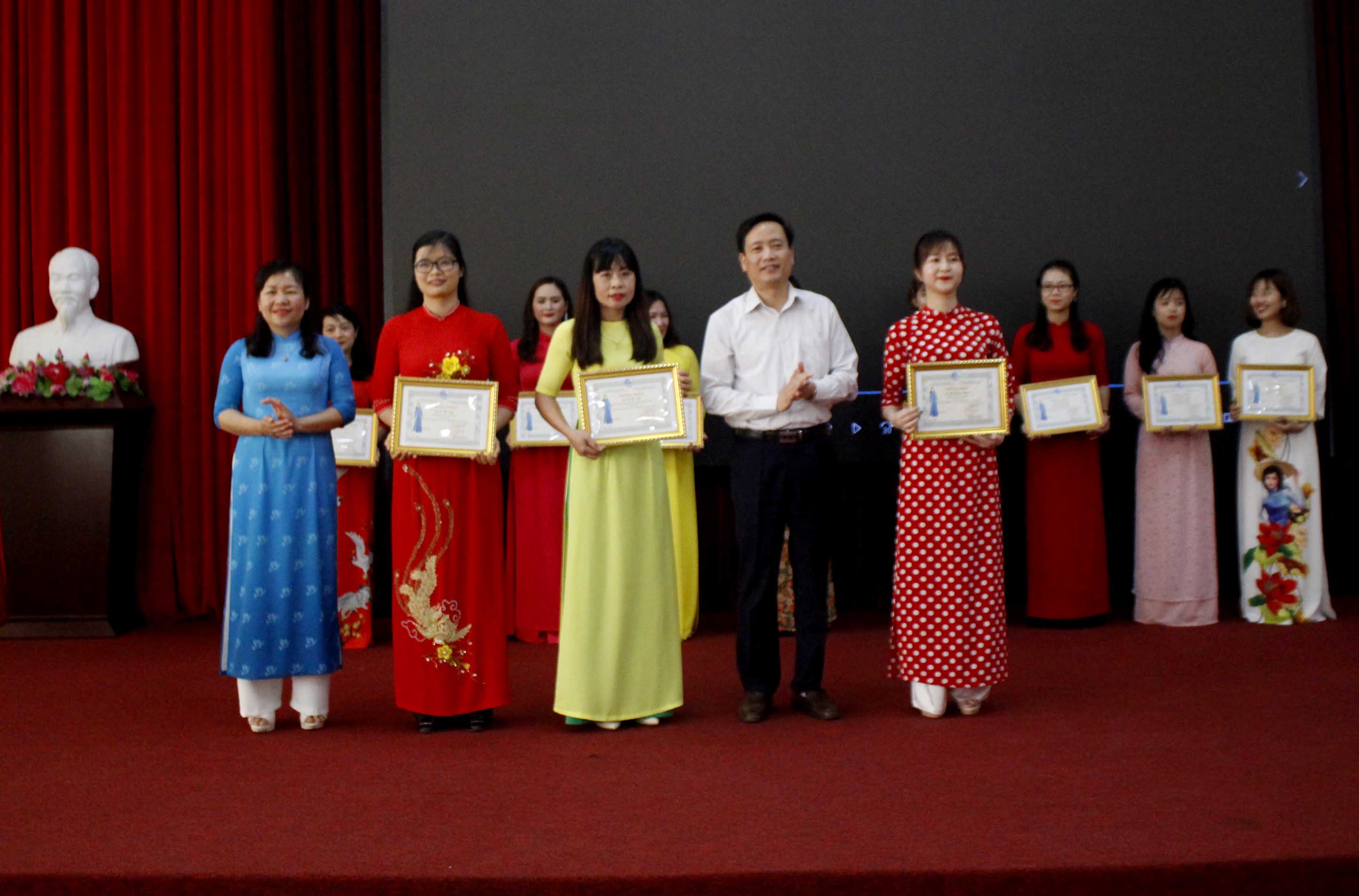 Lãnh đạo Ban Tuyên giáo Tỉnh ủy, Hội LHPN tỉnh trao giải nhất, nhì cho các thí sinh đạt giải cuộc thi ảnh “Phụ nữ Lai Châu – Duyên  dáng áo dài” năm 2021. 