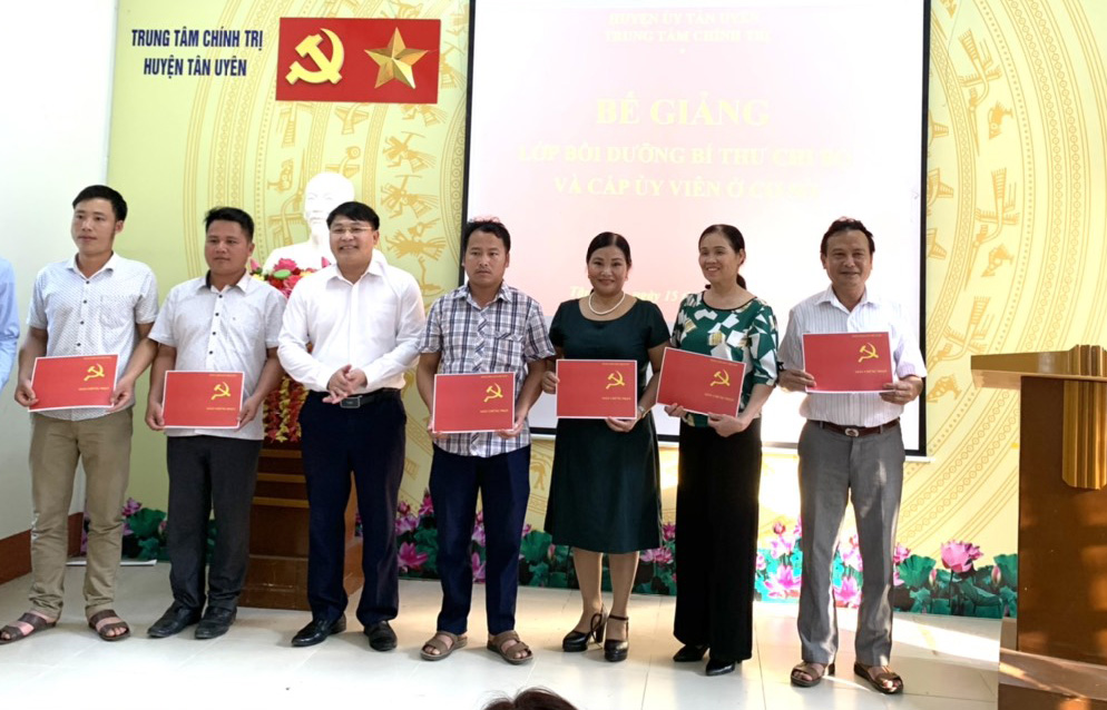 Lãnh đạo Trung tâm chính trị huyện trao Giấy chứng nhận hoàn thành lớp bồi dưỡng cho các học viên