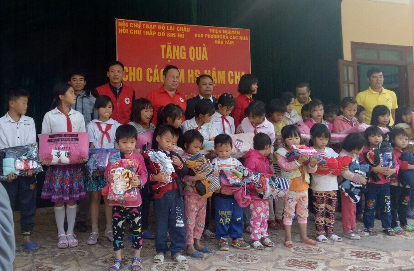 Hội Chữ thập đỏ tỉnh, huyện cùng các nhà hảo tâm tặng quà cho Trường Tiểu học Nậm Cha (huyện Sìn Hồ).