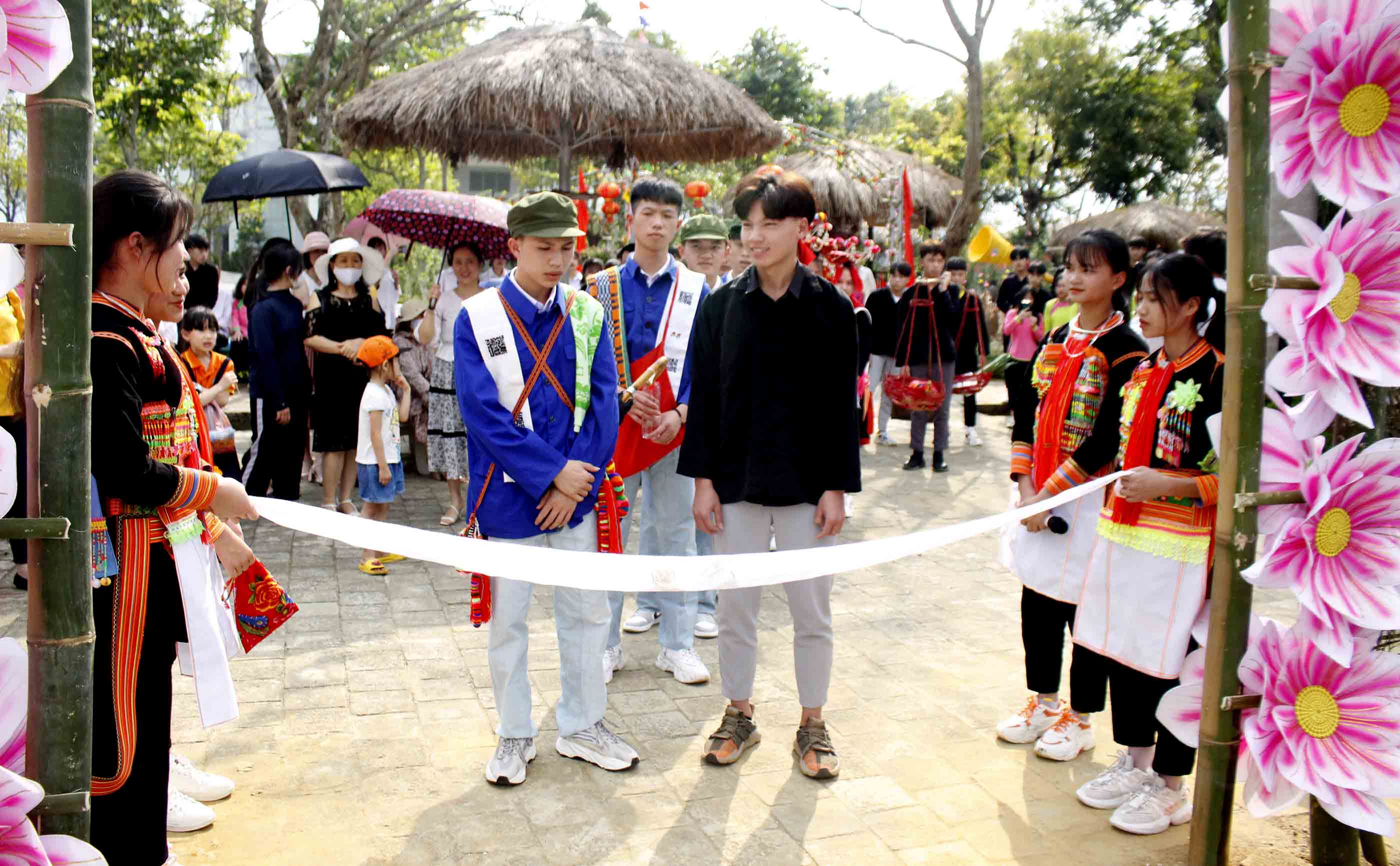 Đội thi học sinh người Dao trường Phổ thông Dân tộc nội trú tỉnh tái hiện đám cưới người Dao Tuyển tại Hội thi. 