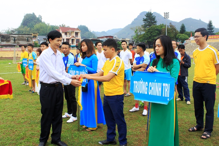 Lãnh đạo Đảng ủy Khối Các cơ quan và Doanh nghiệp tỉnh tặng cờ cho các đội tham gia Giải đấu. 
