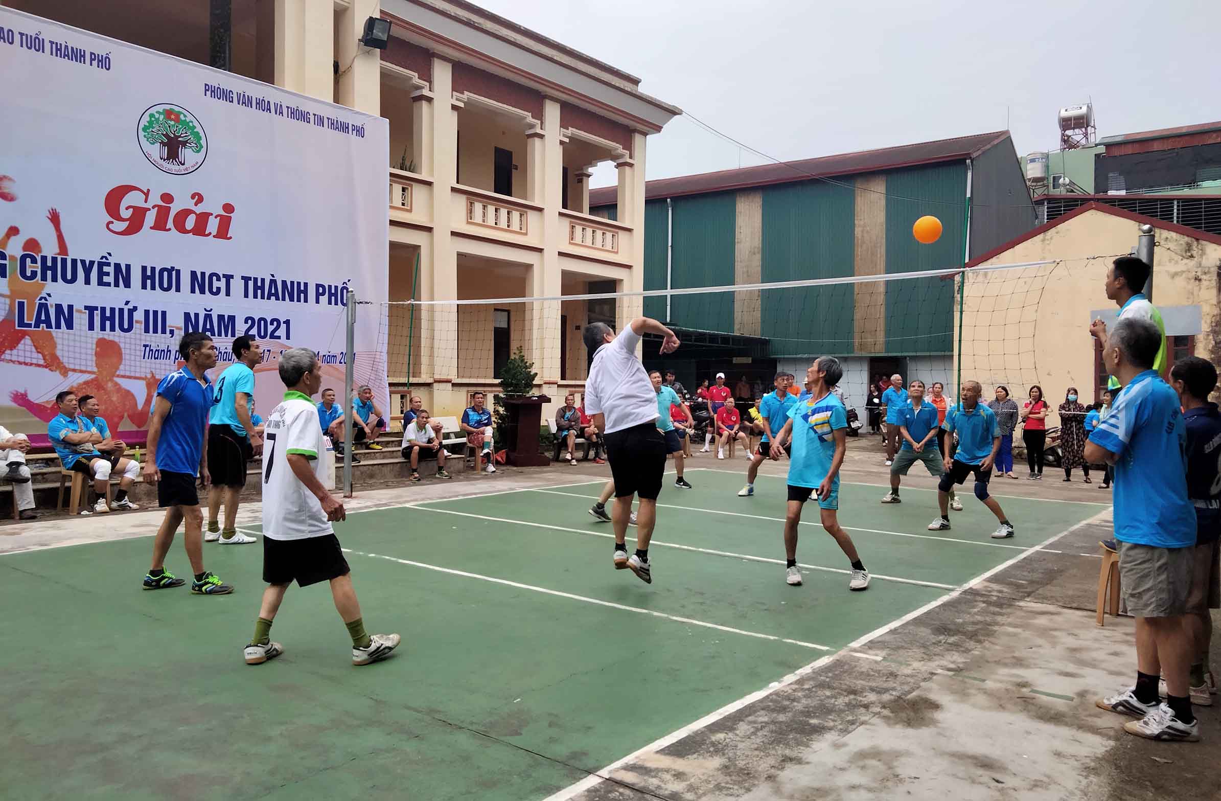 Trận thi đấu nội dung nam giữa đội người cao tuổi xã San Thàng và Câu lạc bộ liên thế hệ phường Quyết Tiến.