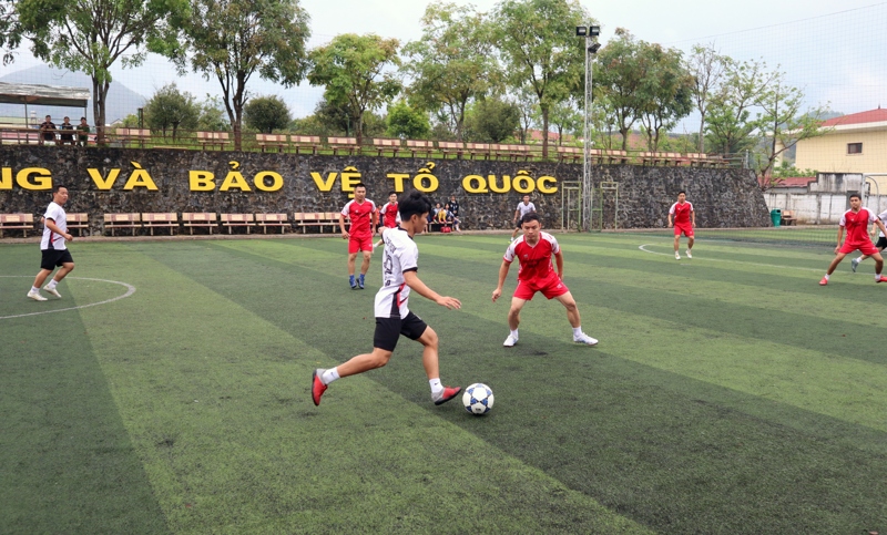 Trận đấu khai mạc giữa đội bóng đá nam phường Đoàn Kết và FC 25 Open.