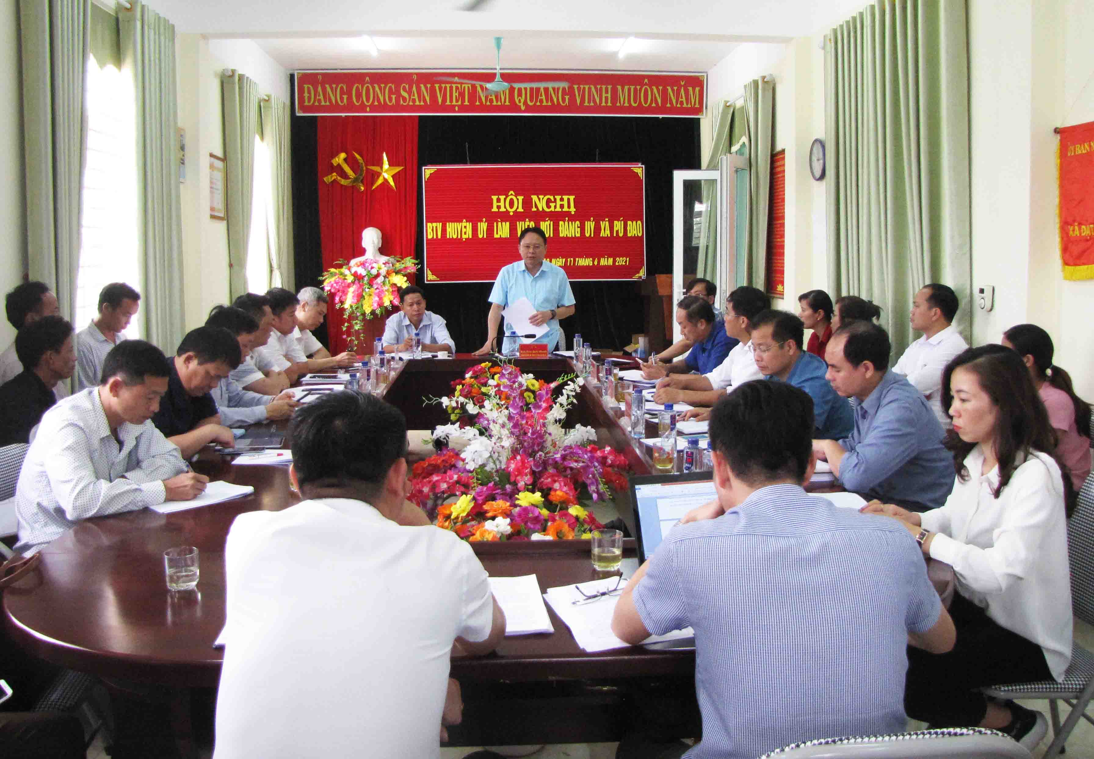 Đồng chí Trần Quốc Khanh – Bí thư Huyện ủy Nậm Nhùn phát biểu kết luận tại buổi làm việc với Đảng ủy xã Pú Đao.