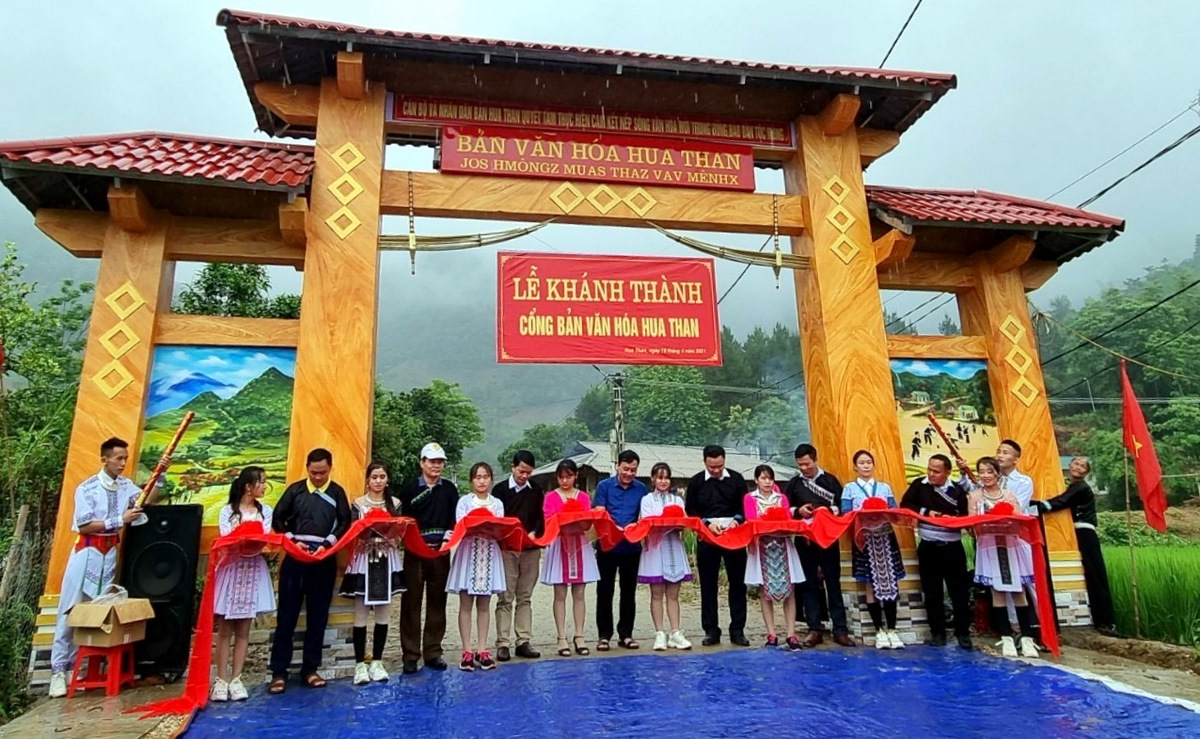 Lãnh đạo Ủy ban MTTQ, các ban, ngành đoàn thể huyện; Cấp ủy, chính quyền xã Mường Than, bản Hua Than cắt băng khánh thành cổng văn hóa.