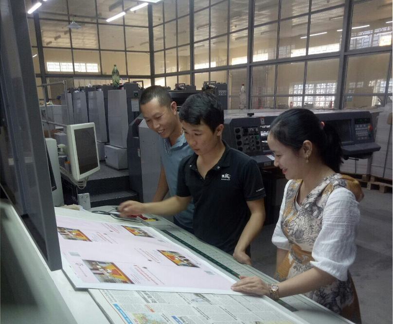 Cô giáo Trần Thị Hường (bên phải) xuất bản cuốn: “Xây dựng cẩm nang thực hiện Di chúc của Chủ tịch Hồ Chí Minh đối với đoàn viên thanh niên tại Trường Phổ thông Dân tộc Nội trú tỉnh Lai Châu”.