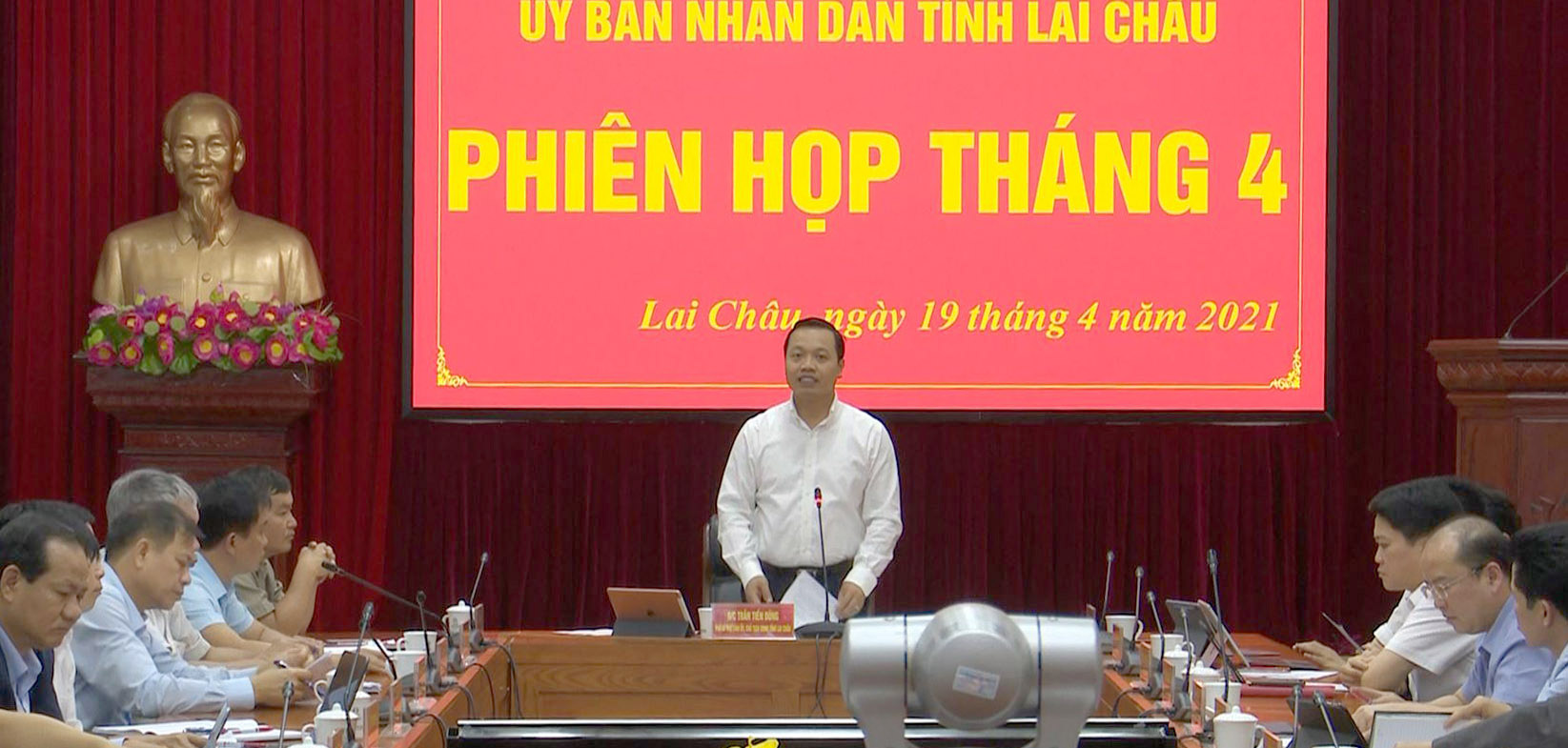 Chủ tịch UBND tỉnh Trần Tiến Dũng kết luận Phiên họp.