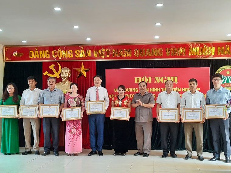 Đồng chí Mùa A Trừ-Tỉnh ủy viên, Chủ tịch Hội nông dân tỉnh trao Bằng khen cho các tập thể đã có thành tích trong “Học tập và làm theo tư tưởng, đạo đức, phong cách Hồ Chí Minh”, giai đoạn 2019-2020