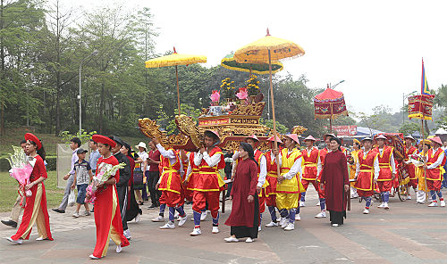 Nghi lễ rước kiệu về Đền Hùng trong dịp Giỗ Tổ Hùng Vương - Lễ hội Đền Hùng là nghi lễ truyền thống được các xã vùng ven di tích duy trì, bảo tồn hàng ngàn năm nay.