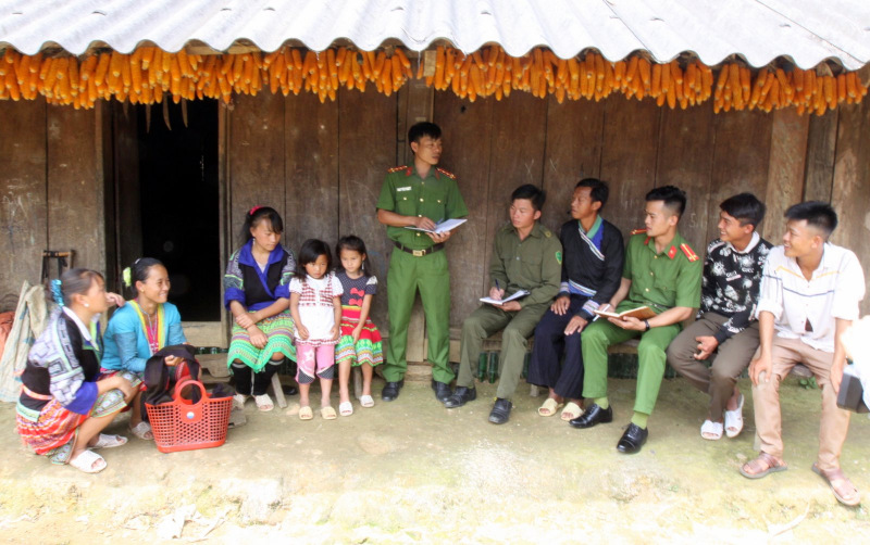 Lực lượng Công an xã Tà Mung, huyện Than Uyên tuyên truyền cuộc bầu cử đại biểu Quốc hội khóa XV và đại biểu HĐND các cấp nhiệm kỳ 2021- 2026 đến bà con bản Nậm Pắt