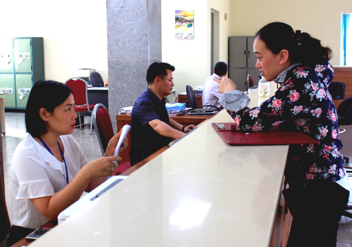 Hiện nay, số lượng khách đến giao dịch tại KBNN huyện Tân Uyên giảm hẳn, các giao dịch viên chủ yếu xử lý trên hệ thống máy tính. 
