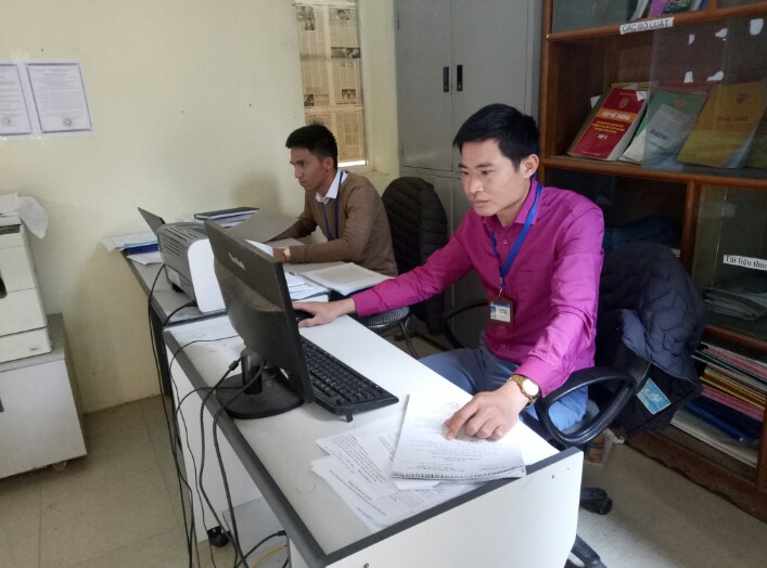 Công chức xã Lùng Thàng (huyện Sìn Hồ) tra cứu, cập nhật văn bản mới nhận trên hệ thống quản lý văn bản và điều hành.