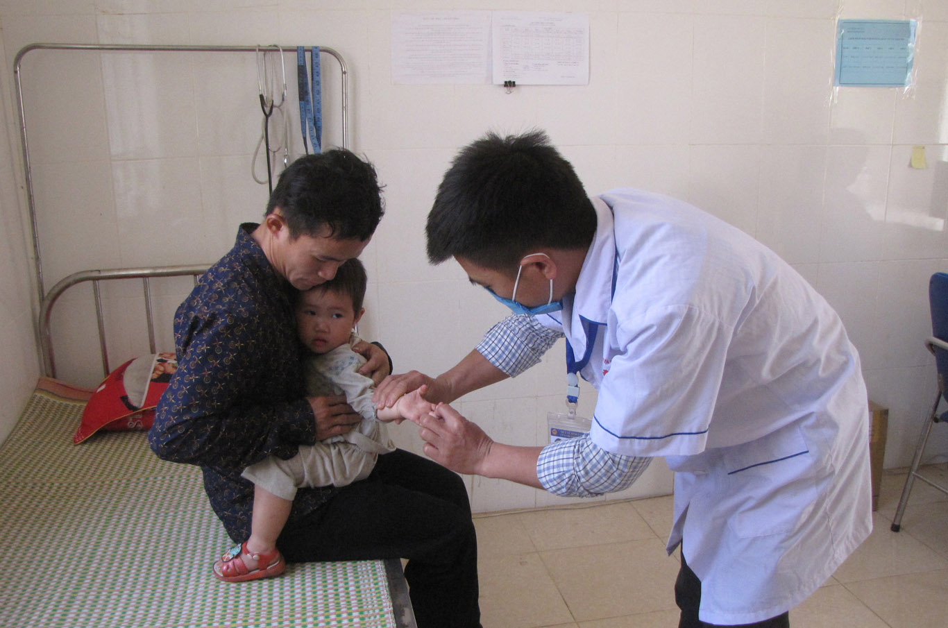   Cán bộ Trạm Y tế xã Nậm Chà (huyện Nậm Nhùn) khám bệnh cho  trẻ em.