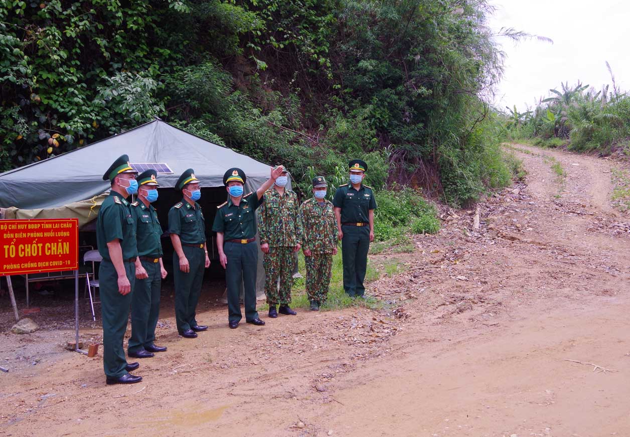 Đại tá Triệu Quốc Nguậy - Chỉ huy trưởng Bộ đội Biên phòng Lai Châu kiểm tra các tổ chốt chặn phòng, chống dịch Covid-19 dọc tuyến biên giới của tỉnh.