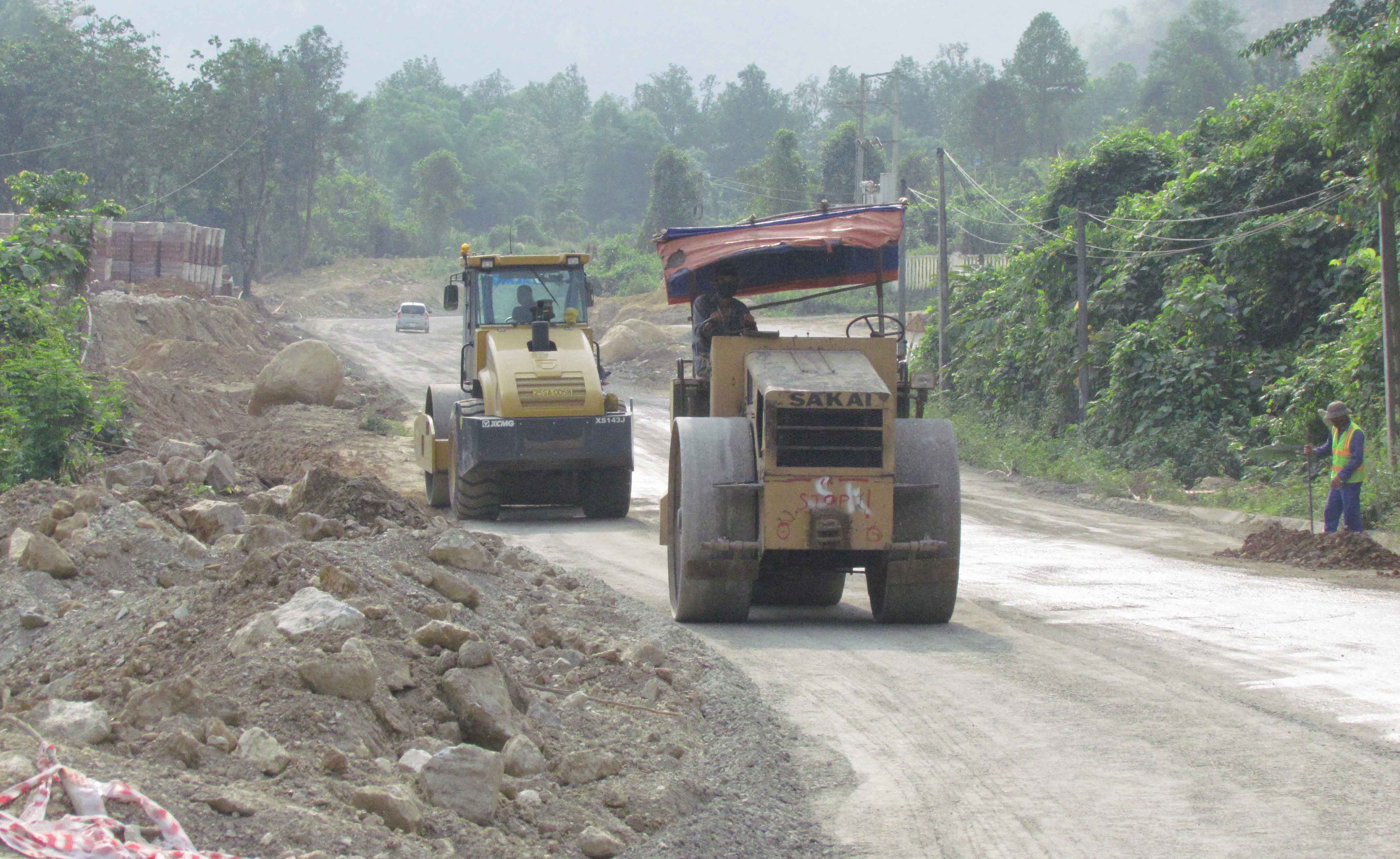 Công nhân Công ty cổ phần bảo trì đường bộ 1 Lai Châu đẩy nhanh tiến độ xử lý “điểm đen” đoạn từ xã Mường So đến Thị trấn Phong Thổ.  