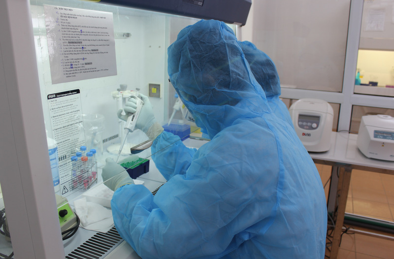 Cán bộ Khoa Xét nghiệm (Trung tâm  Kiểm soát bệnh tật tỉnh) thực hiện xét nghiệm SARS-CoV-2