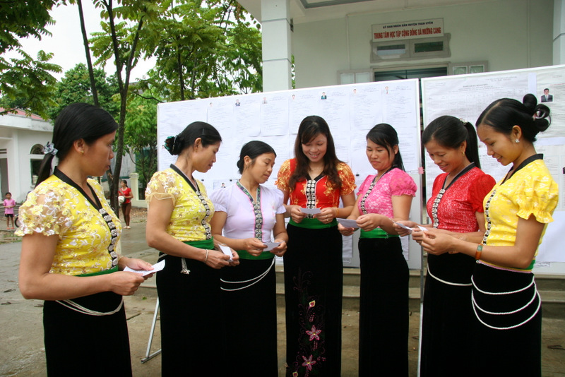 Phụ nữ xã Mường Cang (huyện Than Uyên) tìm hiểu cuộc bầu cử đại biểu Quốc hội khóa XV và đại biểu HĐND các cấp nhiệm kỳ 2021-2026.