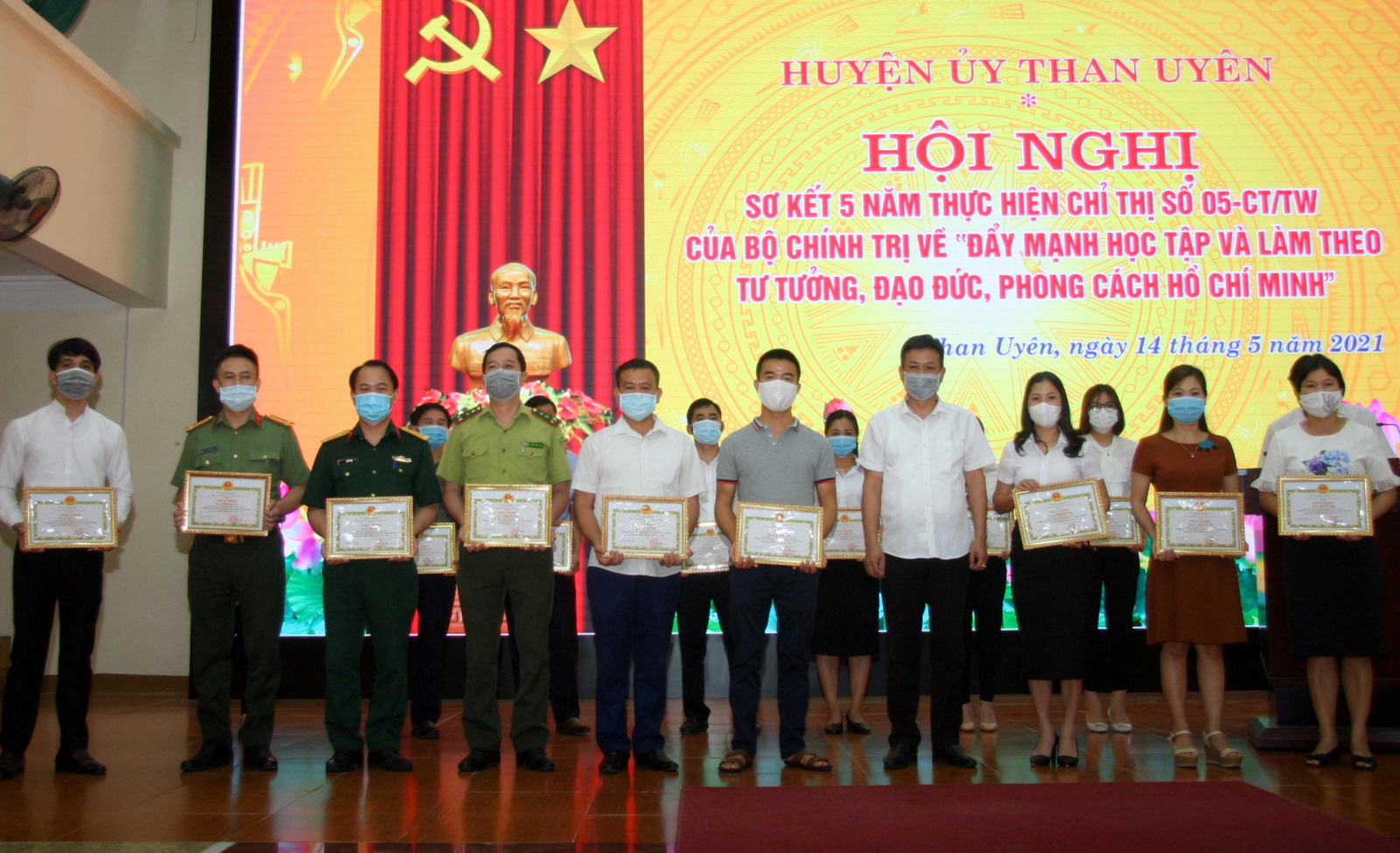 Đồng chí Nguyễn Văn Thăng – Phó Chủ tịch UBND huyện Than Uyên trao giấy khen cho các cá nhân tại điểm cầu trung tâm huyện.