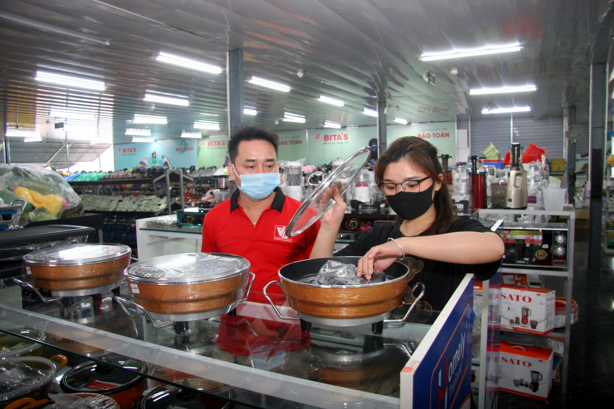 Trung tâm mua sắm Bảo Toàn, thị trấn Than Uyên (huyện Than Uyên) đưa ra các  khuyến mãi kích cầu bán hàng đảm bảo việc nộp thuế theo quy định.