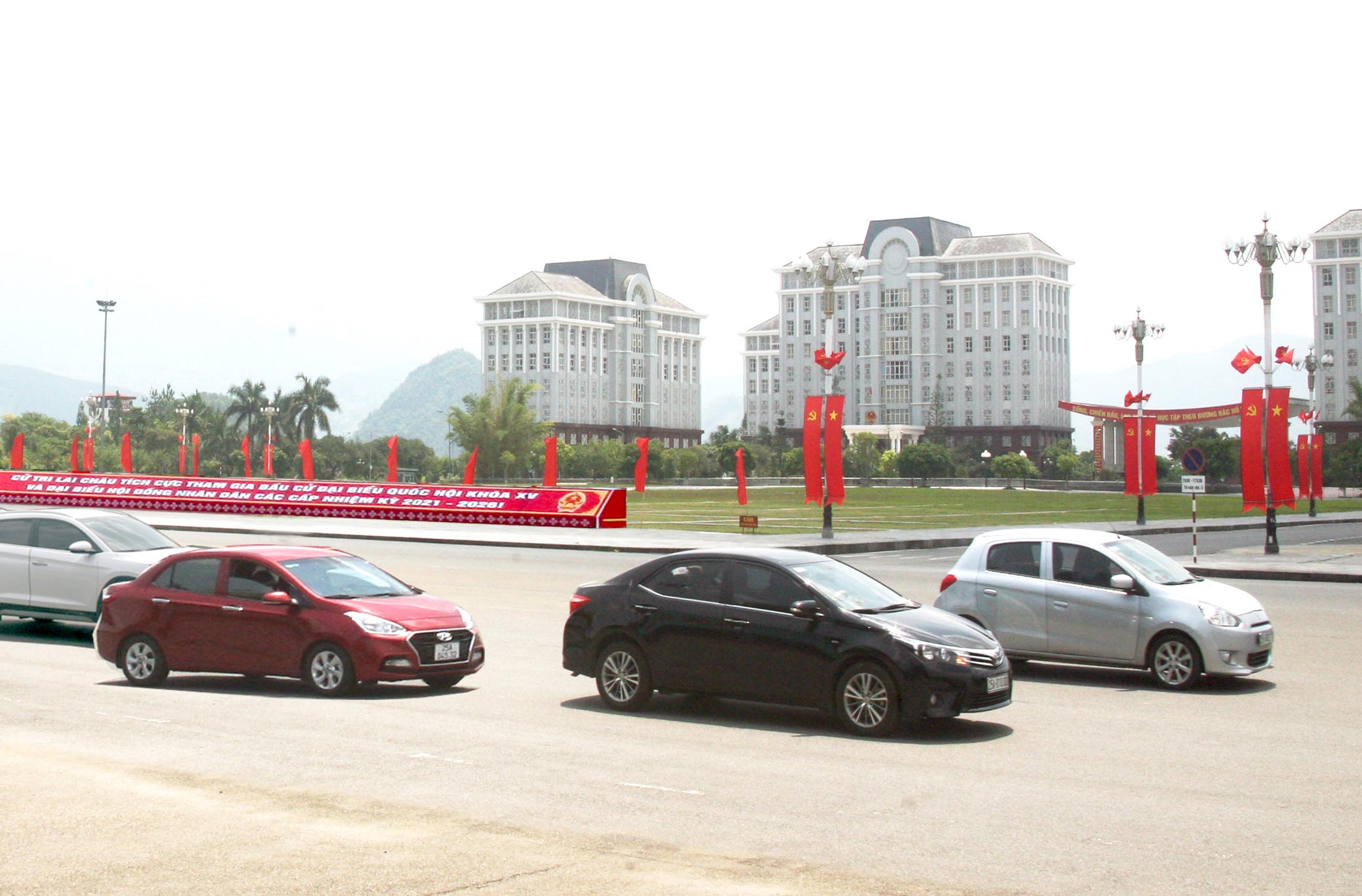 Đại lộ Lê Lợi (thành phố Lai Châu) rực rỡ cờ, biểu ngữ trước ngày bầu cử.