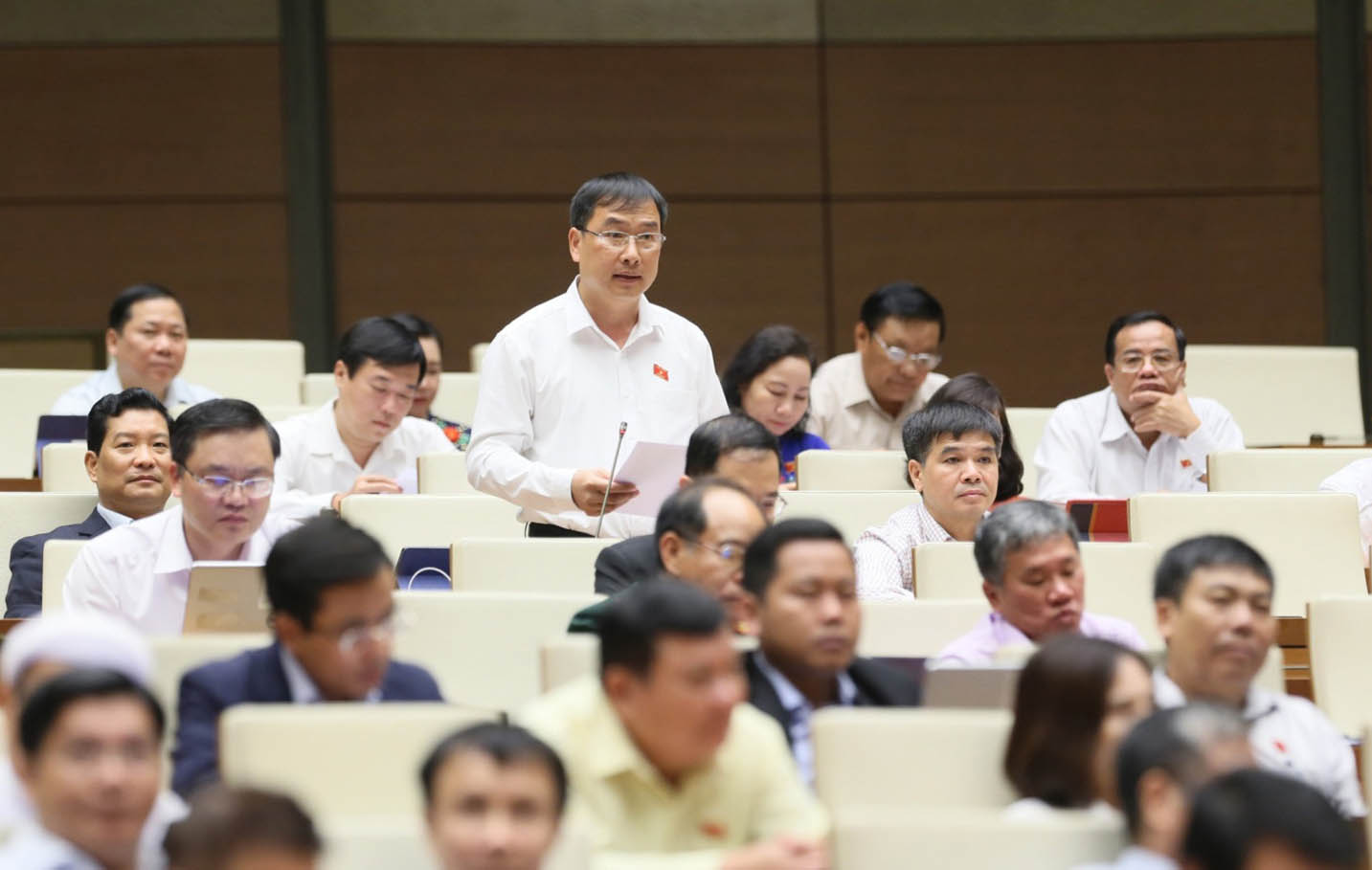 Đồng chí Tống Thanh Bình - Phó trưởng Đoàn Đại biểu Quốc hội tỉnh Lai Châu phát biểu tại hội trường trong phiên họp chính thức của Quốc hội.