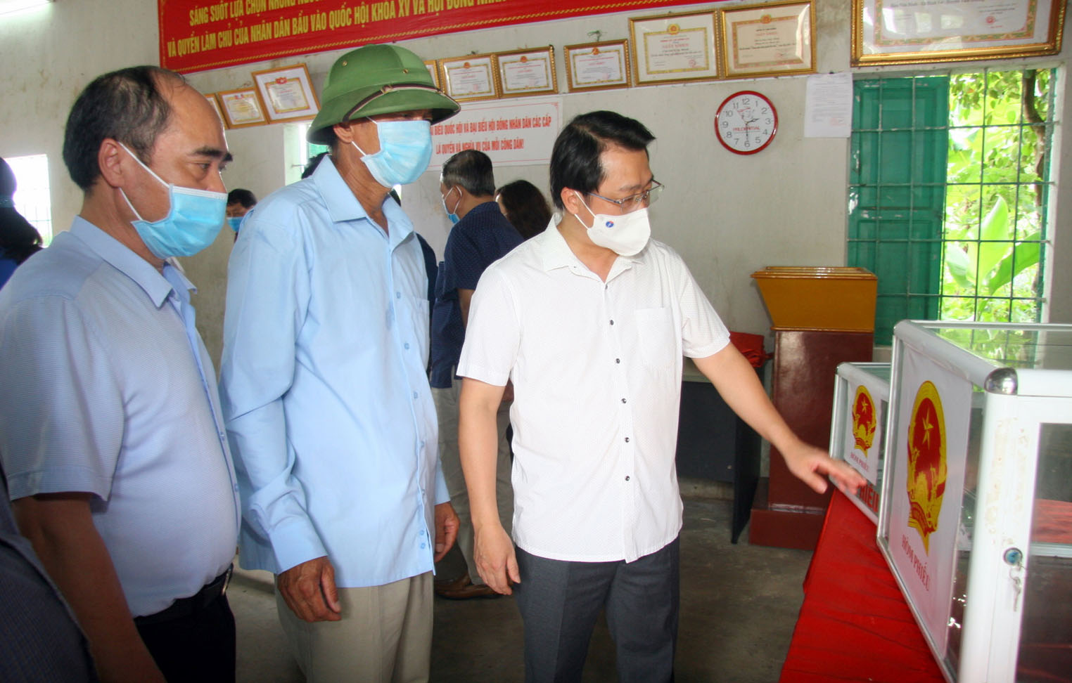 Lãnh đạo Ủy ban MTTQ Việt Nam tỉnh kiểm tra chuẩn bị bầu cử tại bản Hoa Vân (xã Bình Lư, huyện Tam Đường).