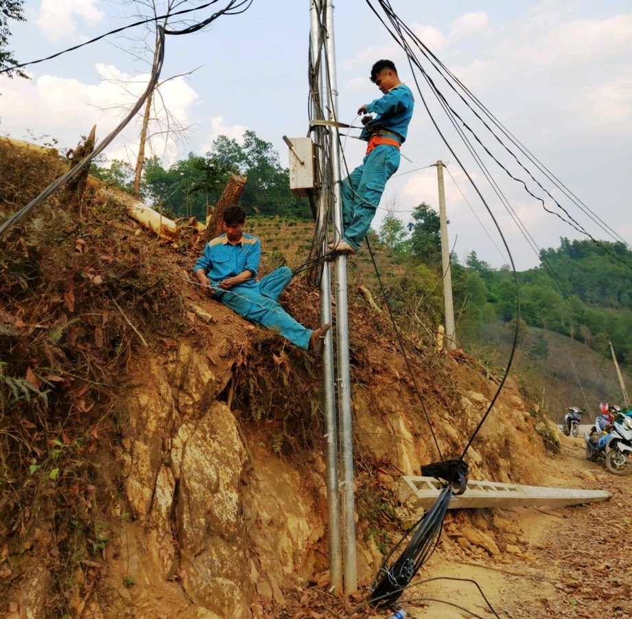 Nhân viên kỹ thuật Viettel Lai Châu triển khai đường cáp truyền dẫn phát sóng trạm phục vụ bầu cử. 