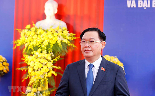 Chủ tịch Quốc hội Vương Đình Huệ trả lời phỏng vấn báo chí.